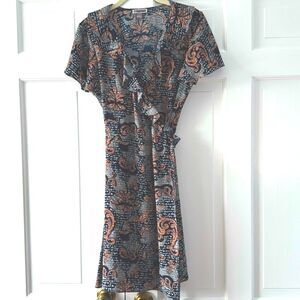 CHELSEA 28 TRUE WRAP DRESS SIZE SMALL WORDS FLEUR DE LIS BLUE PEACH RUFFLE